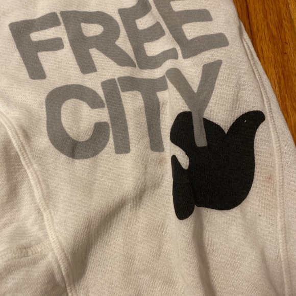 Free City Super Fluffy Pocket Logo Creamy Yumm Sweatpants - Picture 14 of 16
